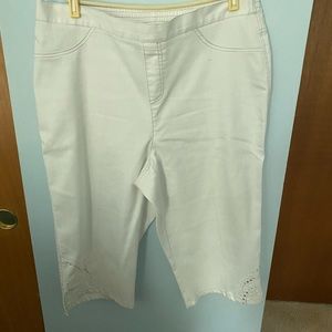 Alfred Dunner white capris